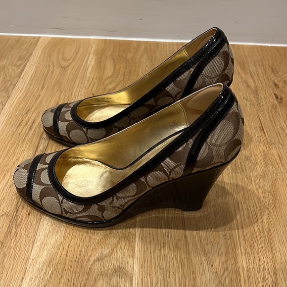 Coach Jacquard shoes. Beige 4” heel. - Picture 4 of 6